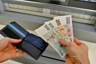 Nemocnice začínají účtovat poplatky za parkování. Návštěva příbuzných se tak prodraží o stovky korun