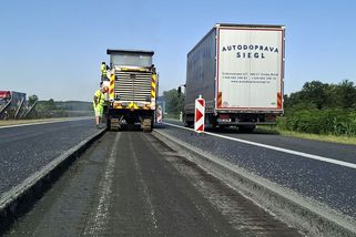 Na D11 frézují silničáři vozovku z devadesátých let. Je to největší letošní oprava na českých dálnicích - Novinky