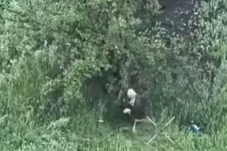 Bizarní video ruského vojáka, který šťoural klackem do dronu s trhavinou. Neměl to dělat
