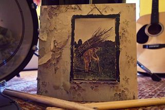 Jedno album vládne všem. Čtvrtá deska Led Zeppelin nepotřebovala název ani pořádný obal - Médium.cz