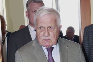 Václav Klaus vzkazuje lidem, ať ve stáří nespoléhají na stát. Sám od něj každý měsíc bere štědrou rentu a penzi