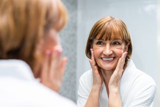 Ukrajinský trik s líčením se šíří do celé Evropy. Hlavně seniorky 60+ omladí klidně i o 10 let v obličeji