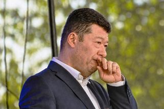Konečně dělá něco užitečného. Okamura vytáhl do bo...