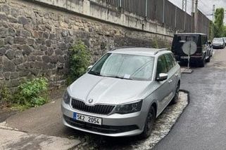 Silničáři v Roztokách u Prahy obasfaltovali škodovku - Novinky