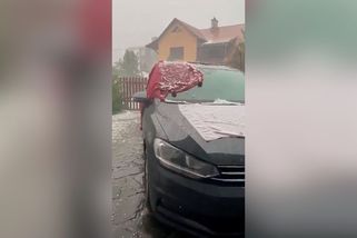 Vytáhli lopaty na sníh. Na Valašsku uklízeli hromady krup, které neroztály ani v červenci - Novinky