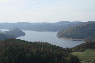 Větší než Máchovo jezero i Rozkoš, ale méně známé než Lipno. Tohle je „Moře“ uprostřed Čech