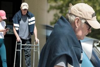 Zdrcující pohled: David Hasselhoff si na ulici pomáhá chodítkem