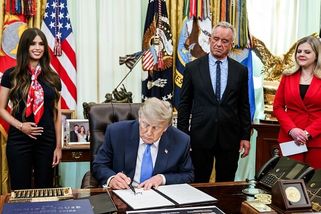 Děsivá scéna z Oválné pracovny. Trump spí, ministr...