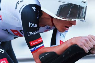 Blázinec na Vueltě. Krupobití předčasně ukončilo etapu, cyklisté se sami rozhodli zastavit - Sport.cz