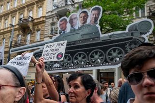 „Hanba!“ Projevy Okamury a Schillerové provázel před rozhlasem pískot