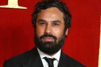 Rajesh Koothrappali byl za ňoumu. Jeho představitel posílá peníze anonymně nemocným lidem