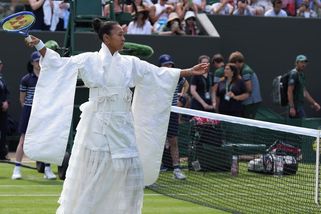 Tenistka Naomi Ósakaová zářila na Wimbledonu v bílém kimonu