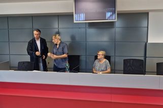 Matku nechal syn s manželkou ležet se zlomeninami, nakonec zemřela. Za týrání jim hrozí 12 let - Novinky