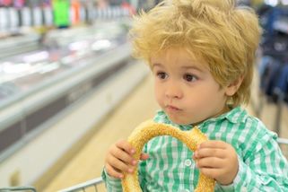 Jana dává dítěti v obchodě rohlík před zaplacením. Pravidelně kvůli tomu poslouchá výtky