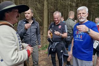 Intermezzo s borovičkou. Prezident Pavel zdolal Hostýn v tričku a v mlze si připil s portáši - Novinky