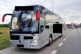 Řidič autobusu z Rakouska použil kartu svého šéfa. Malí hokejisté museli v Česku přesedat - Novinky