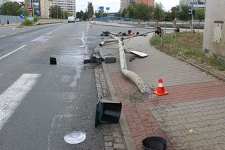 Nešikovný řidič v Přerově srazil dva chodce, přerazil dva sloupy a pohnojil křižovatku - Novinky
