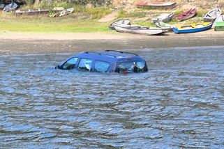 V Dalešické přehradě zachraňovali rybáře. Nejdřív mu do vody sjelo auto, pak mu v člunu došlo palivo - Novinky
