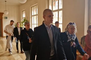 Mladík v BMW letěl 150km/h a zabil svou přítelkyni. Dostal 3,5 roku a musí platit tři miliony - Novinky