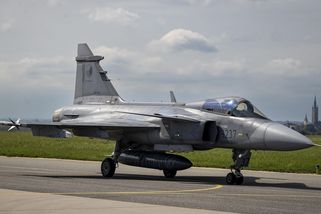 Nová nabídka gripenů: Méně letadel za více peněz. Ale pořád je to výhodnější, zní z ministerstva - Novinky