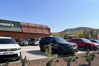 V CHKO Pálava otevřeli McDonald's. Nesmí být moc vidět - Novinky