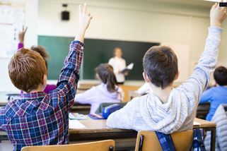 Prokletí letního dítěte: Zbytečné diagnózy, stres a podceňování představují skrytou daň