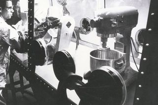 V ledničce jí našli plutonium. Za šest dní Karen zemřela a důkazy proti jadernému gigantu zmizely - Médium.cz