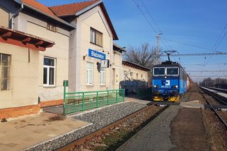 Bizarní "dopravní závada". Výpravčí poslal elektrický vlak mimo troleje, strojvedoucí si toho všiml pozdě