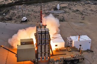 Davidův prak si Íránci namazali na chleba Balistické rakety ničí rychlostí Mach 7,5, ale není neprůstřelný