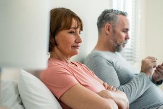 Je nám přes 70. Manžel si píše s muži, posílají si intimní fotky a videa. A oslovuje další a další - Proženy.cz