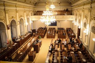 ŽIVĚ: Opozice vytáhla „Babišovu kreditku“. Poslanc...