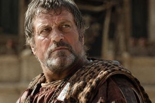 Oliver Reed zemřel při natáčení Gladiátora. Jeho roli museli filmaři dokončit bez něj - Médium.cz