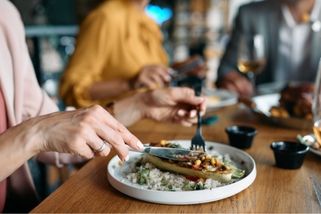 Etiketa u stolu není jen pro luxusní restaurace. Tyhle základní pravidla vás zachrání před trapasem