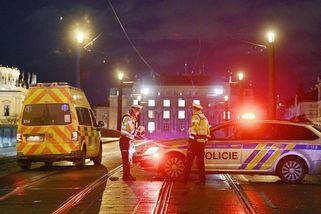 Měl ve škole celý arzenál zbraní. Studenti běžně přicházejí s velkými zavazadly, uvedla rektorka - Novinky