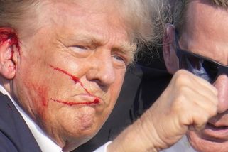 Slyšel jsem svištění a cítil, jak mi kulka provrtává kůži, vylíčil atentát Trump - Novinky