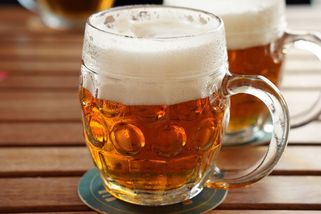 Pivo v hospodách je už o polovinu dražší než před covidem - Novinky