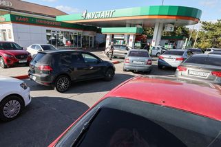 Co je tohle za život, stěžují si lidé u pump na Krymu. Nově natankují už jen 20 litrů - Novinky