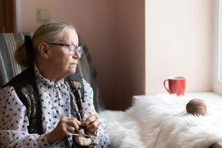 První lék na alzheimera bude dostupný i v Česku. Ministerstvo vybírá vhodná centra - Novinky