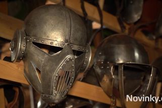 V Housově mlýně ukrývají tisíce filmových mečů a zbrojí. Část z nich si mohou návštěvníci vyzkoušet - Novinky