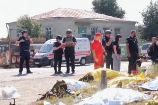 „Kdo je naživu?“ Minuta hrůzy v ukrajinské obci, Rusové zabili 10 lidí - Seznam Zprávy