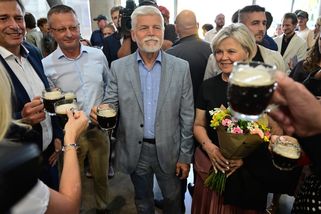 Prezident se po boku první dámy rozšoupl. Na veletrhu si dopřál pivo i panáka