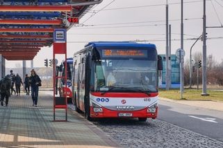 Myslíte, že autobus má při výjezdu vždy přednost? Právě tady řidiči často chybují