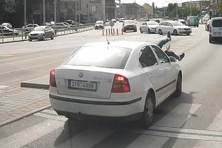 Srazila chodce, frustrovaný důchodce vs. zrcátko, nepochopitelná nehoda a auto na střeše | Brněnská odchytová – dashcam