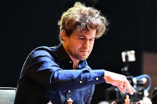 Šachový velmistr Carlsen odstoupil z turnaje po pokutě za džíny. Pak si to rozmyslel, prý bude hrát zase v džínách - Novinky