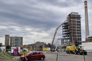 Demolice vyhořelé budovy ve Zlíně se zastavila. Část ikonické stavby má zůstat jako memento - Novinky