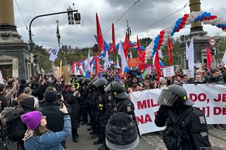 1500 lidí se vydalo na pochod Prahou. Cestu jim zkřížili antifašisté, zasahovali těžkooděnci - Novinky