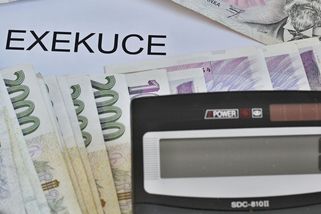 ZMĚNY V ROCE 2025: Dlužníkům v exekuci či insolvenci zůstane méně peněz - Novinky