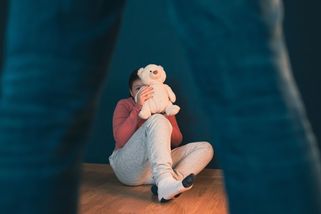 Facky, výhrůžky nebo klečení u zdi. V dětských domovech stále používají fyzické tresty - Novinky