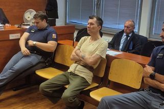 Muž chtěl vraždit v žateckém azylovém domě. Soudce ho během výpovědi musel několikrát okřiknout - Novinky
