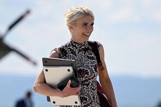 Prezidentova „citová kotva“. Trumpova asistentka vyvolává pobouření i posměch - Seznam Zprávy